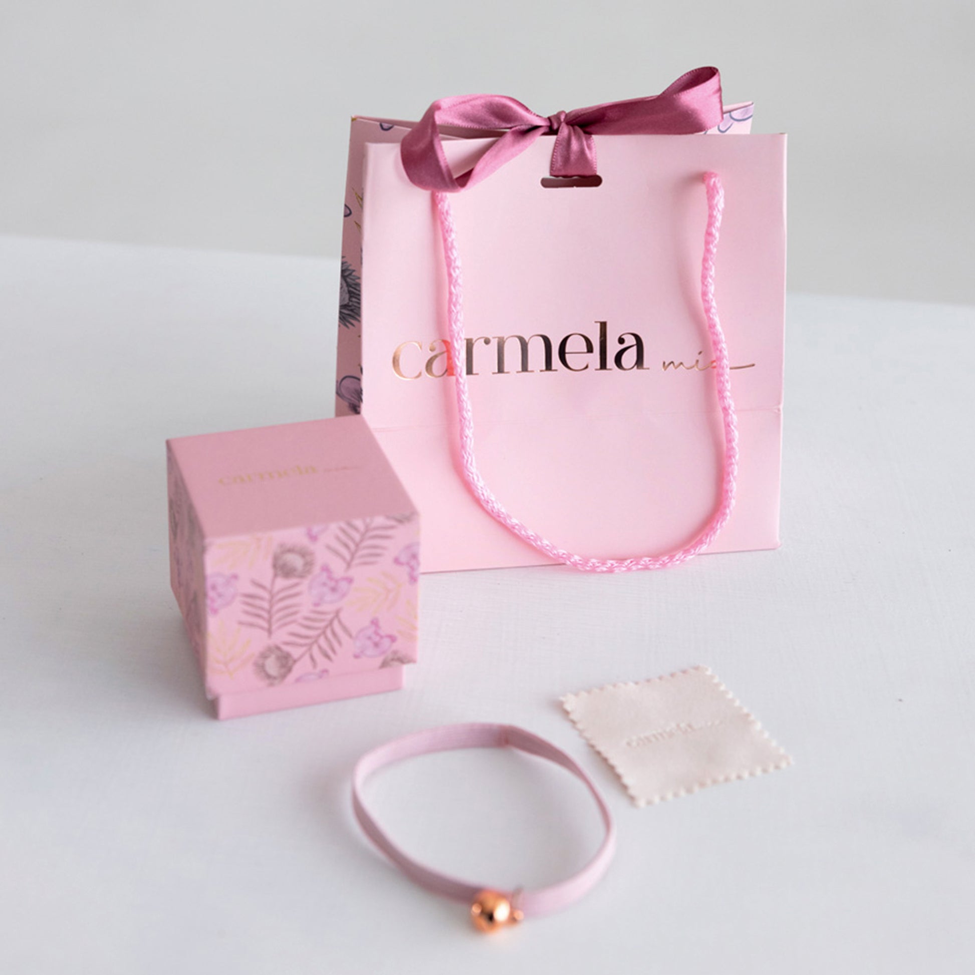 Pulsera con símbolos de protección