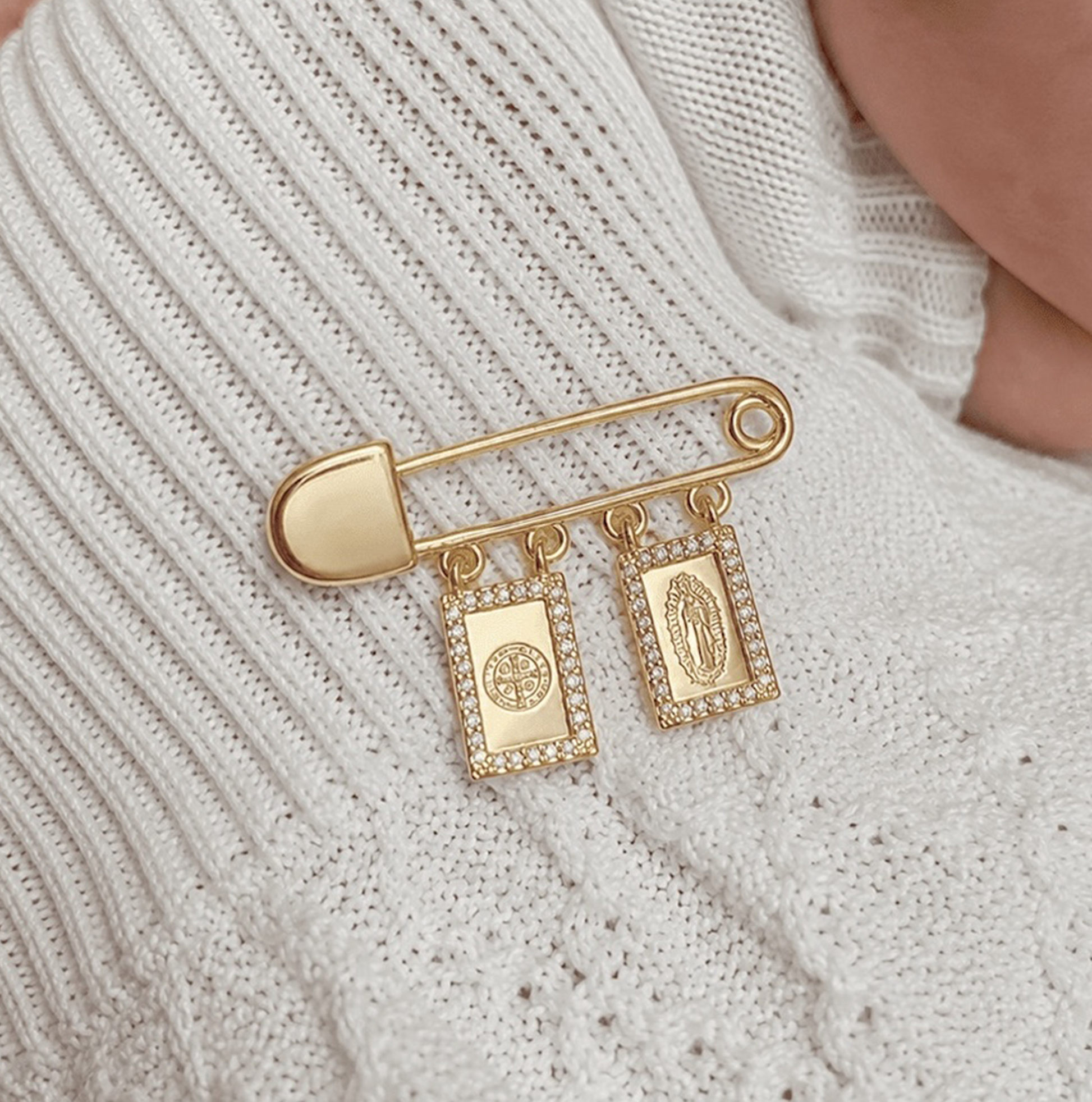 Pin Escapulario Virgen y San Benito