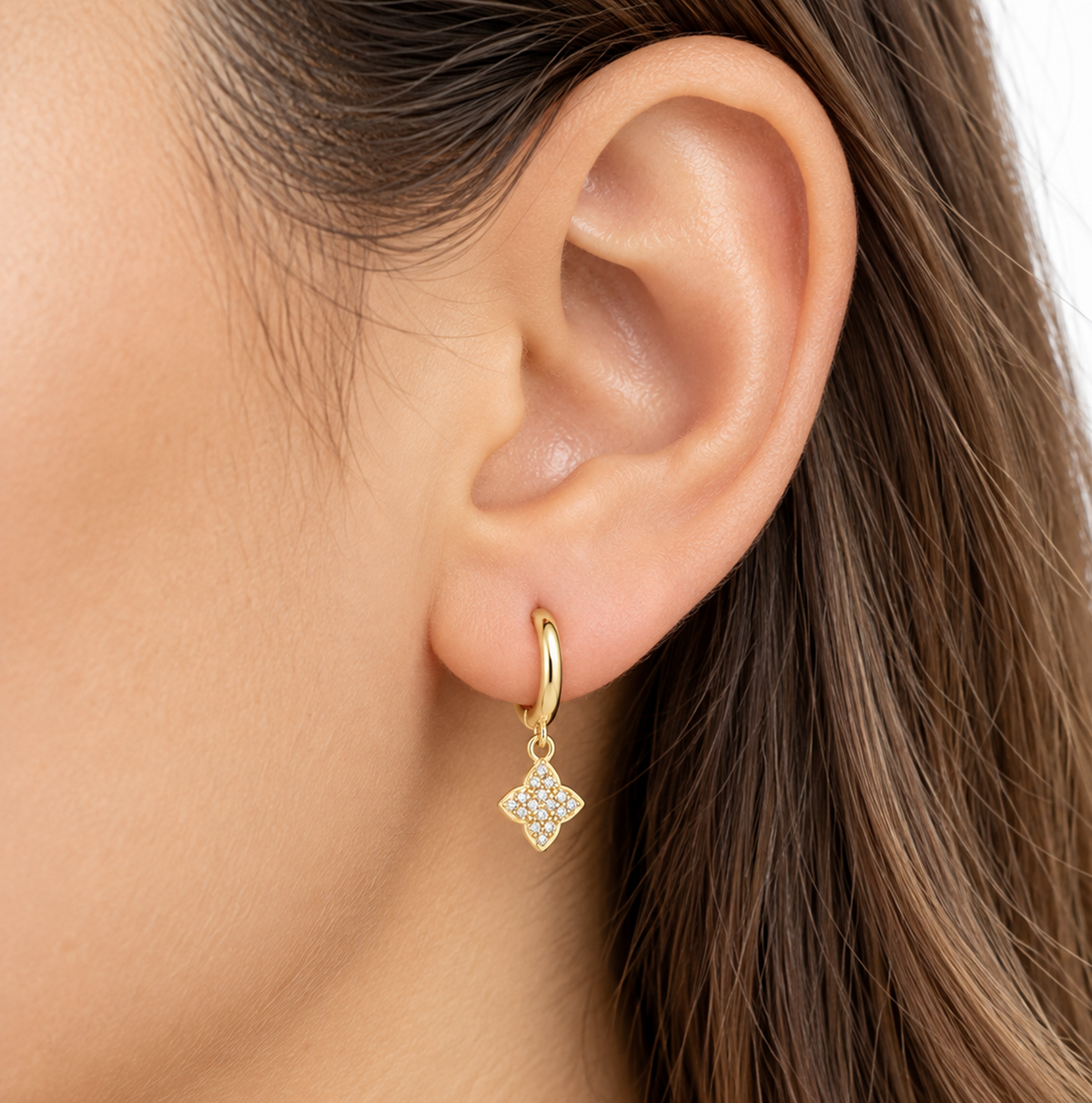 Aretes Huggies Trebol con Zirconias