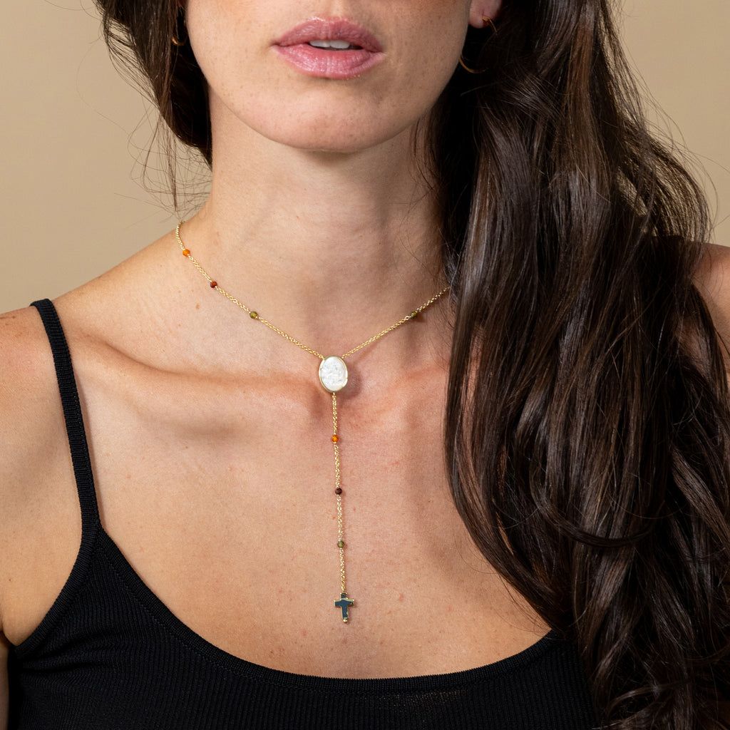 Collar con Medalla Tallada en Madre Perla