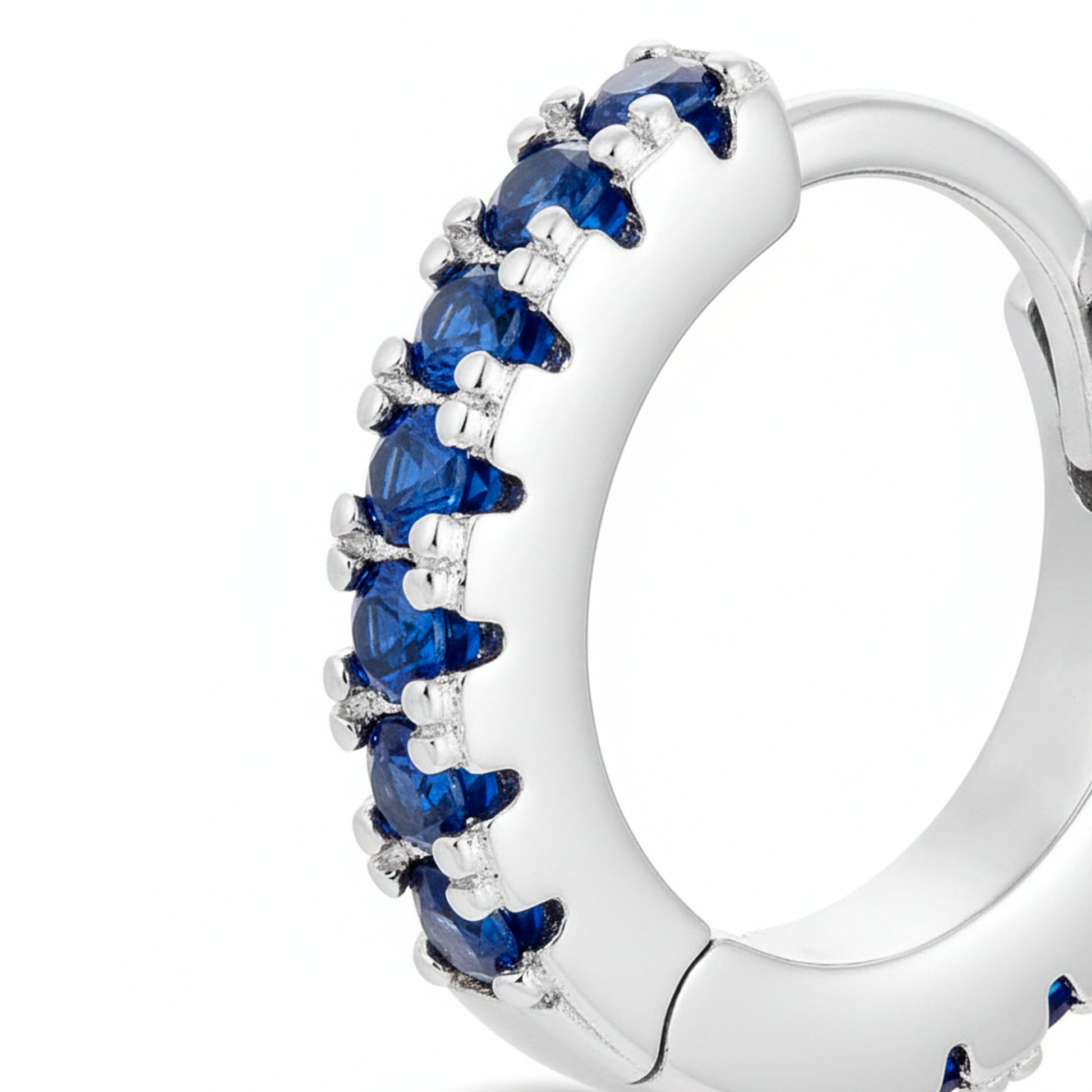 Huggie de Plata con Circonias Azules