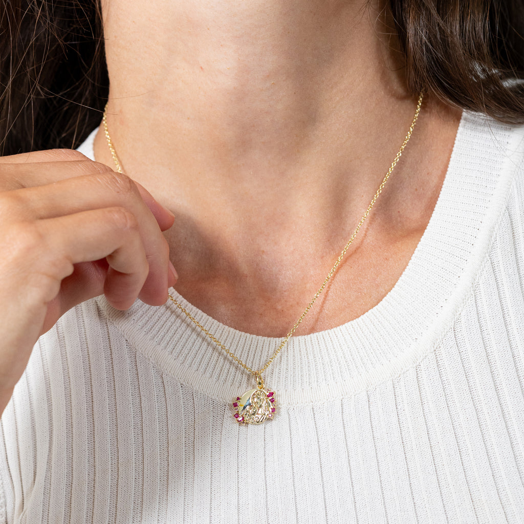 Collar Virgen con Niño y Detalles Rosas