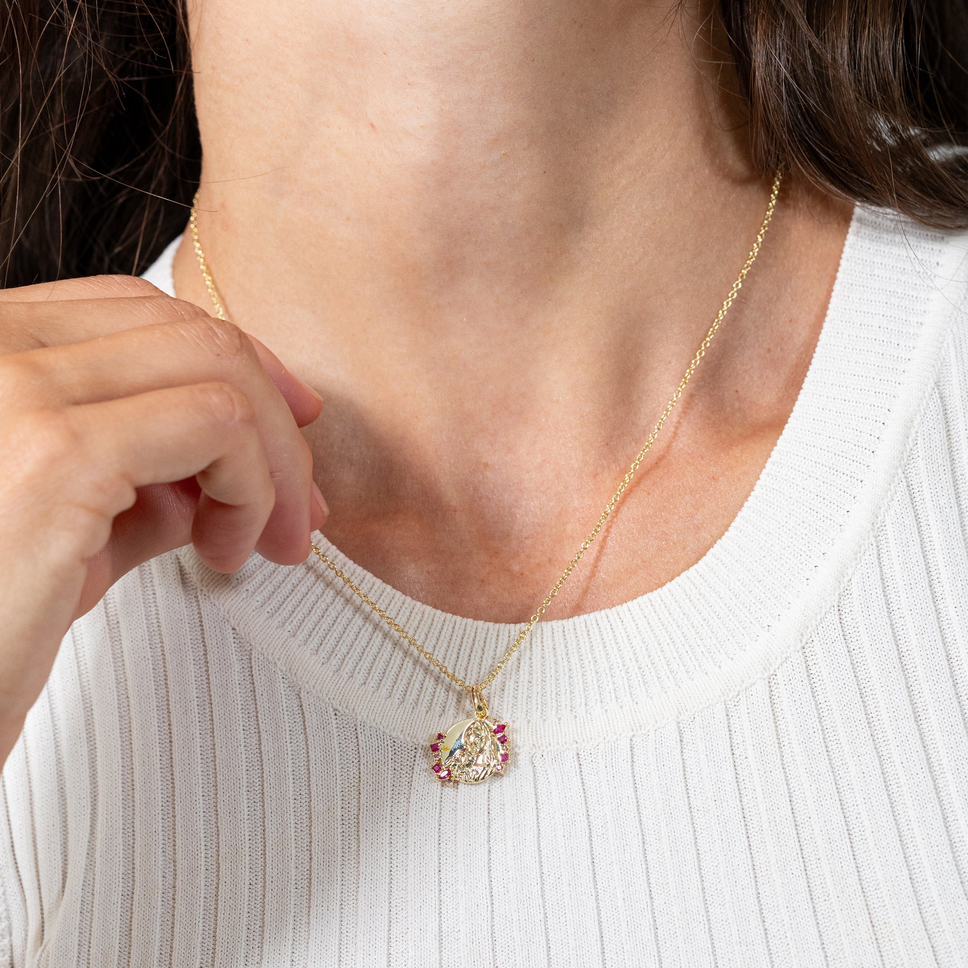 Collar Virgen con Niño y Detalles Rosas