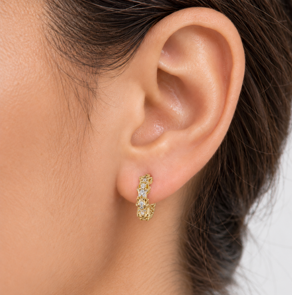Aretes Huggies Estrellas con Zirconias
