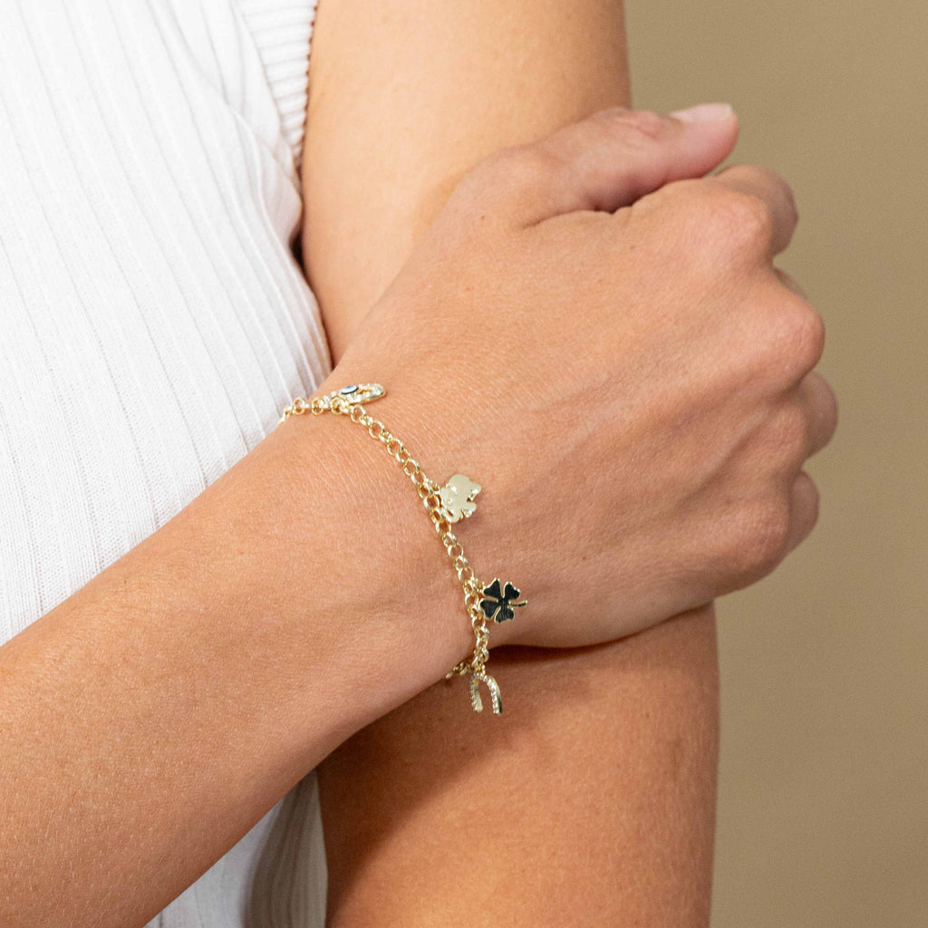 Pulsera con símbolos de protección