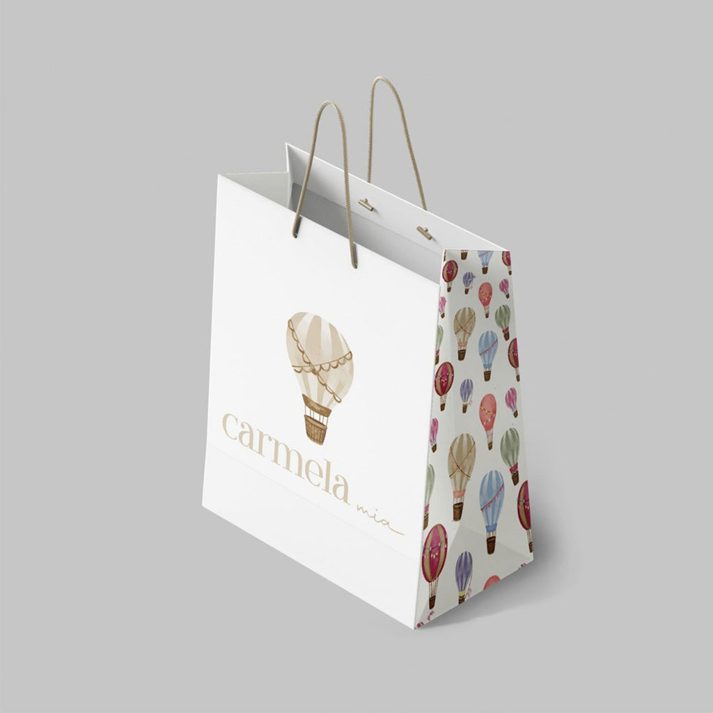 Pin de Bebé con moño y medalla de cruz.