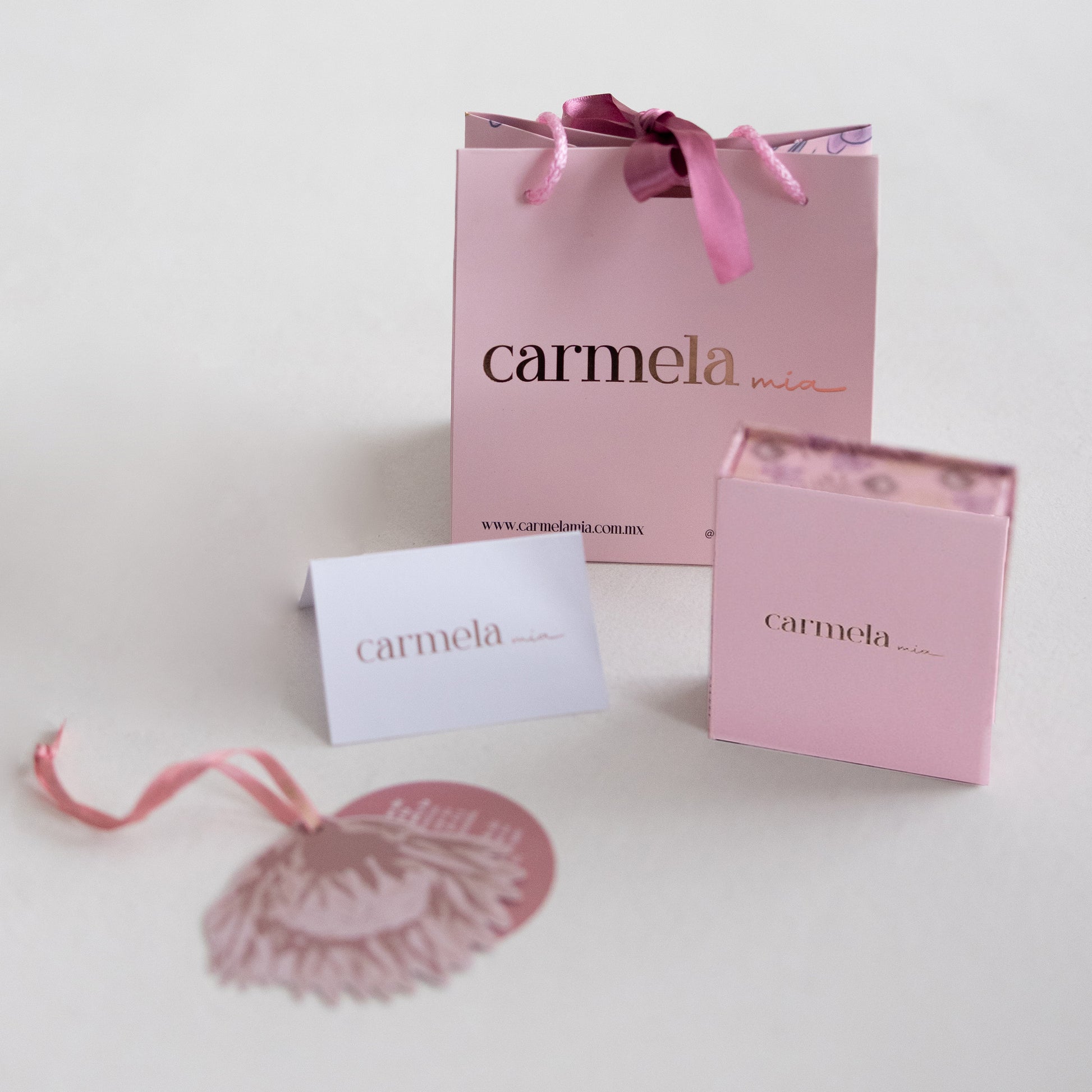 Aretes Dorados con Perlas y Corazones