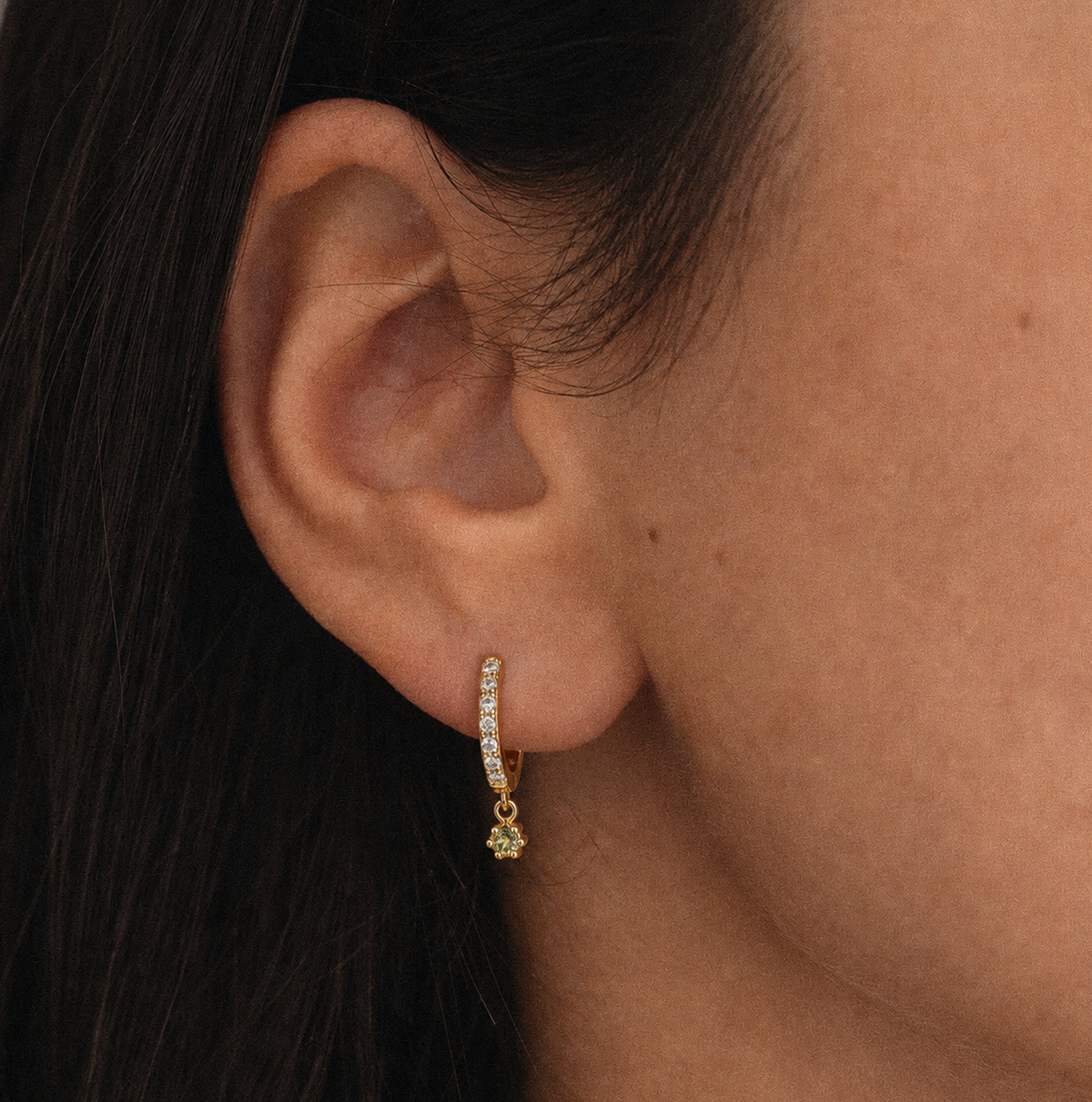 Aretes Huggie con Circonias y Dije Floral