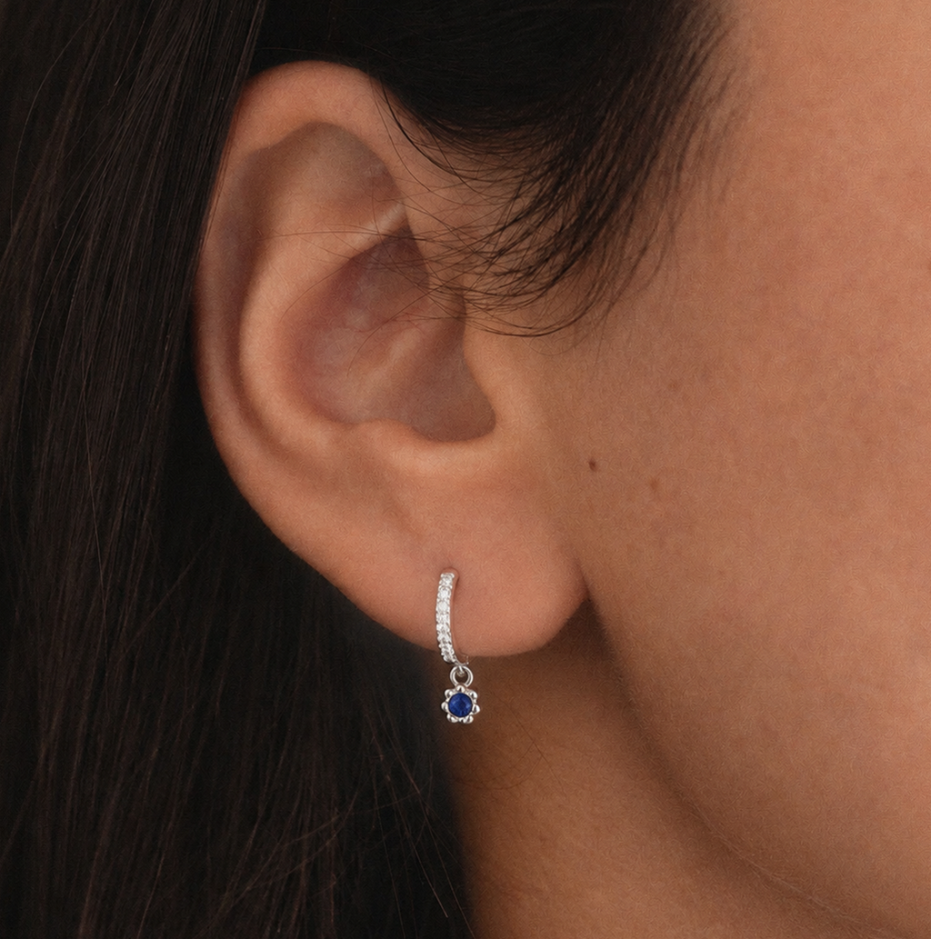Aretes Huggie con Circonias y Dije Azul