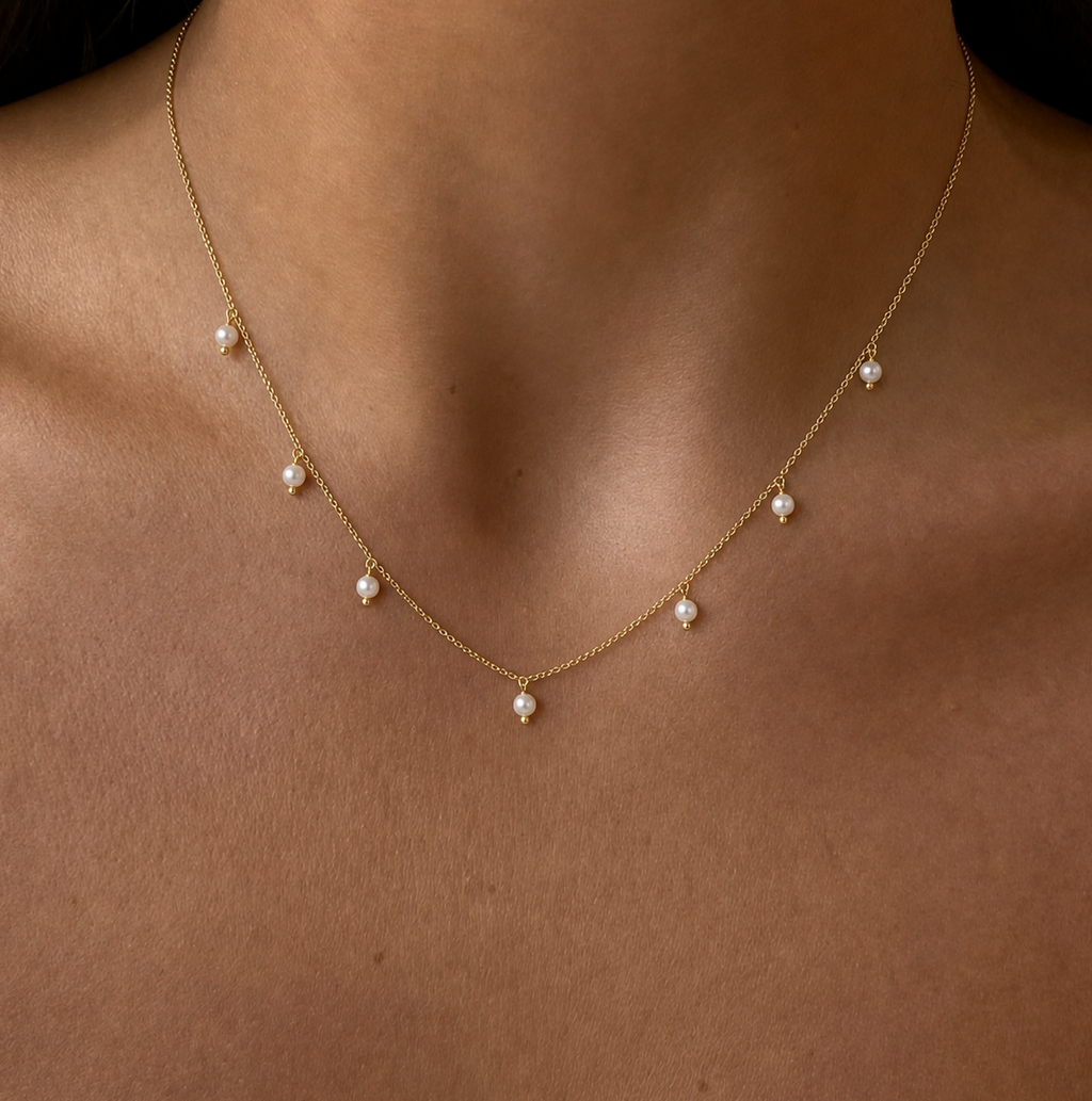 Título: Collar de Perlas con Cadena Dorada