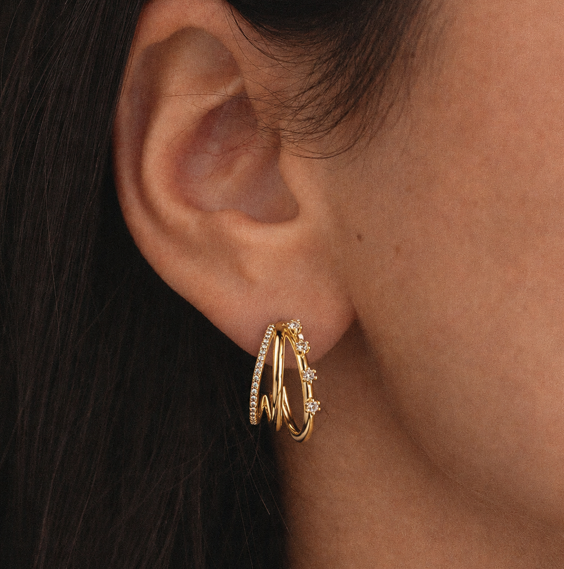 Aretes Huggie Triple con Circonias