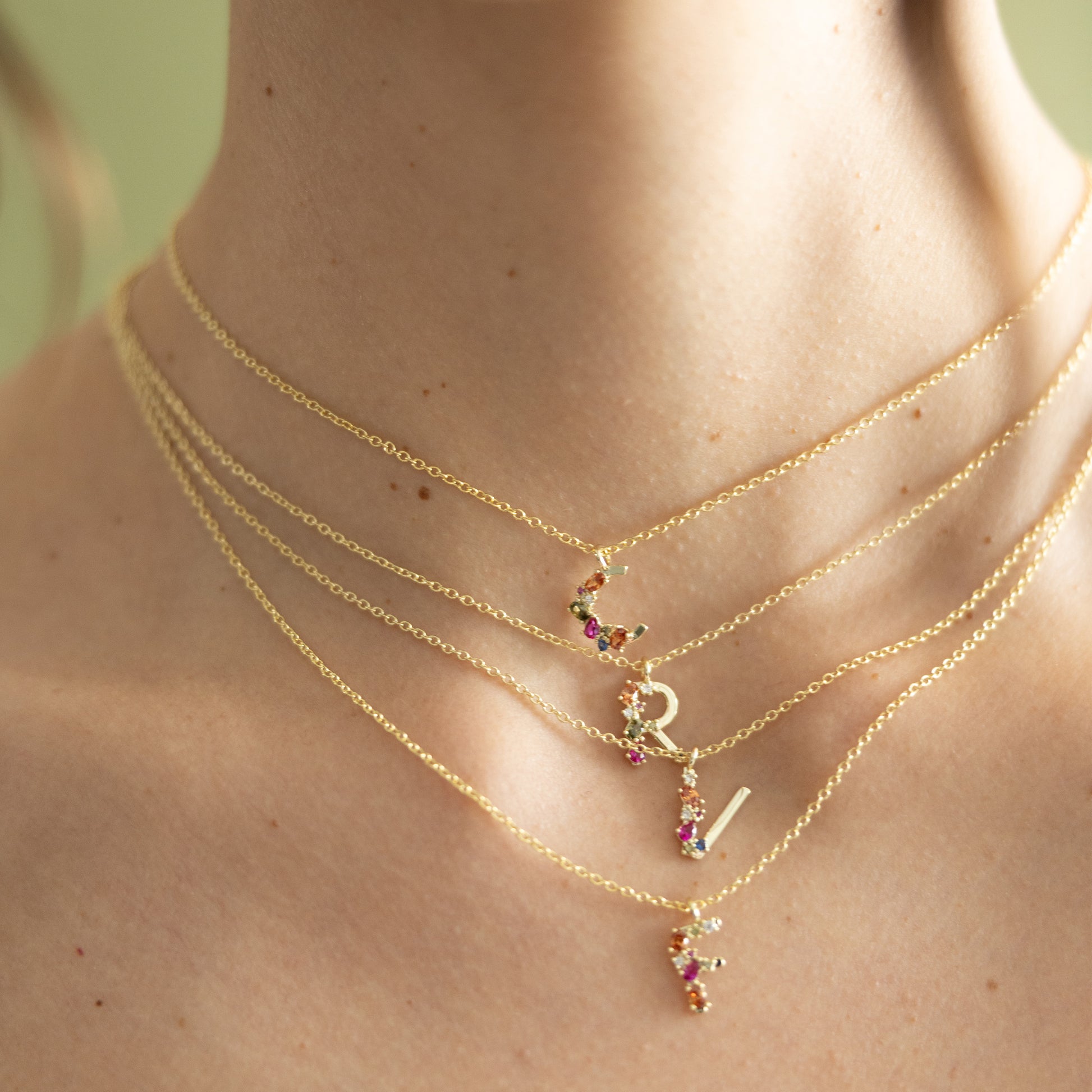 Collar Dorado con Inicial y Circonias