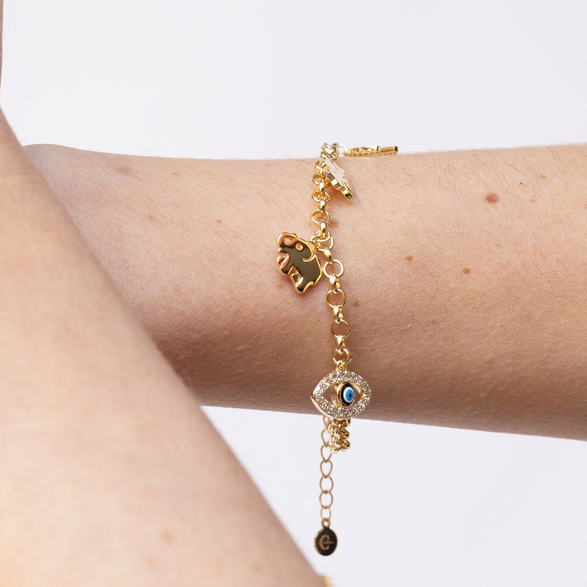 Pulsera con símbolos de protección