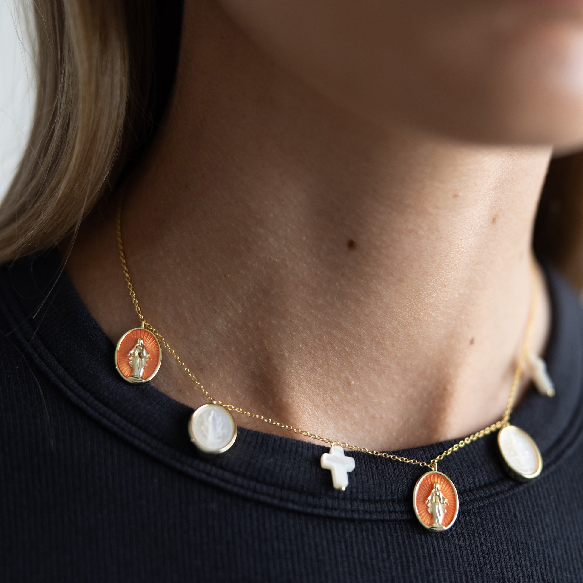 Collar con Dijes Religiosos